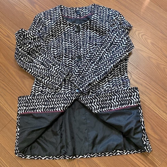 East 5th woman’s black and white patterned, belted, coat dress, button closure - Picture 12 of 13